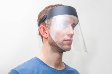 Adam kafasına koruyucu bir kalkan takıyor.