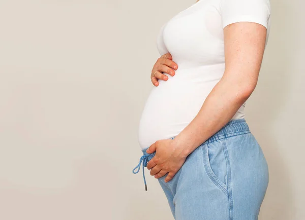 Brzuch Kobiety Ciąży Jasnym Tle — Zdjęcie stockowe