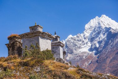 Nepal 'deki Thamserku Dağı' nın arka planında bulunan Budist aptallar.