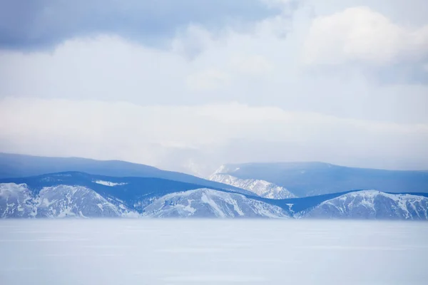 Vinterlandskap Baikalsjön Snöiga Bergstoppar — Stockfoto