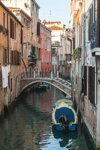 Boote Auf Dem Wasser Einem Der Kanäle Von Venedig Italien — Stockfoto