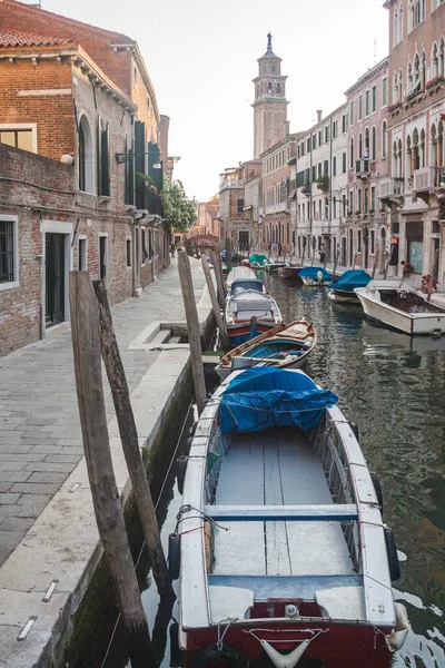 Venedik Kanallarından Birinde Tekneler Var Talya — Stok fotoğraf