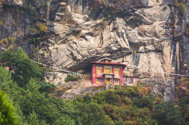 Cheplung 'daki kayalıklarda bir manastır. Himalaya Dağları, Nepal