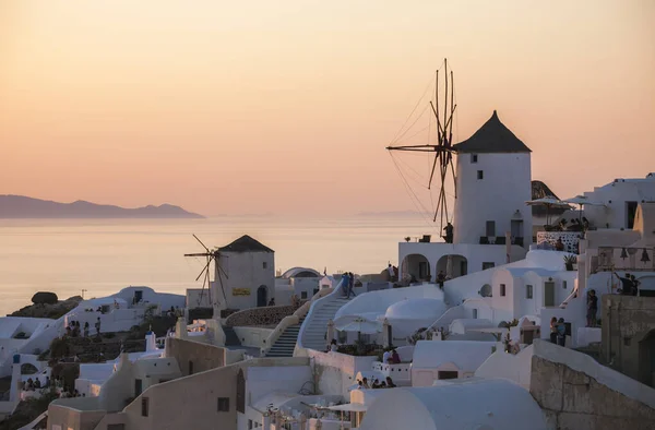 Oia Cidade Ilha Grega Santorini Thira Moinhos Vento Pôr Sol — Fotografia de Stock