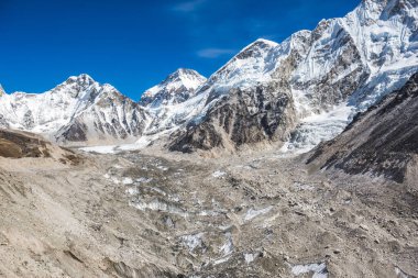 Khumbu buzulu Everest Ana Kampı 'na gidiyor. Himalaya Dağları, Nepal