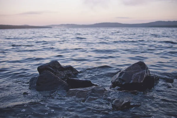 湖Zyuraatkulの水の中の岩 朝の風景 — ストック写真