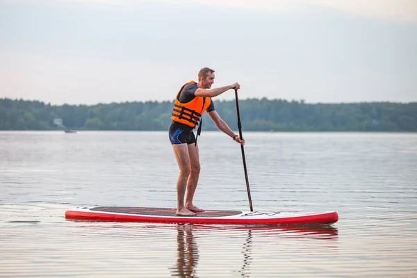 Ung Man Står Sup Board — Stockfoto