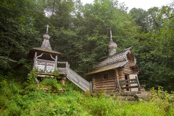 小礼拜堂和沐浴在圣泉格里迈奇 克柳克的领地上 俄罗斯莫斯科地区Sergiev Posad区 — 图库照片