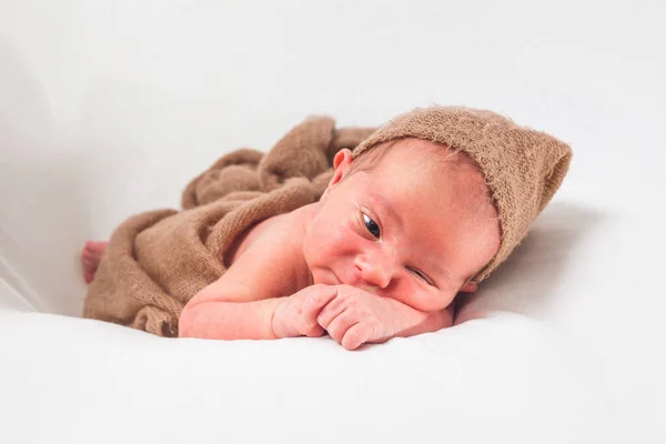 Bebê Recém Nascido Encontra Fundo Branco Espiões Com Olho — Fotografia de Stock