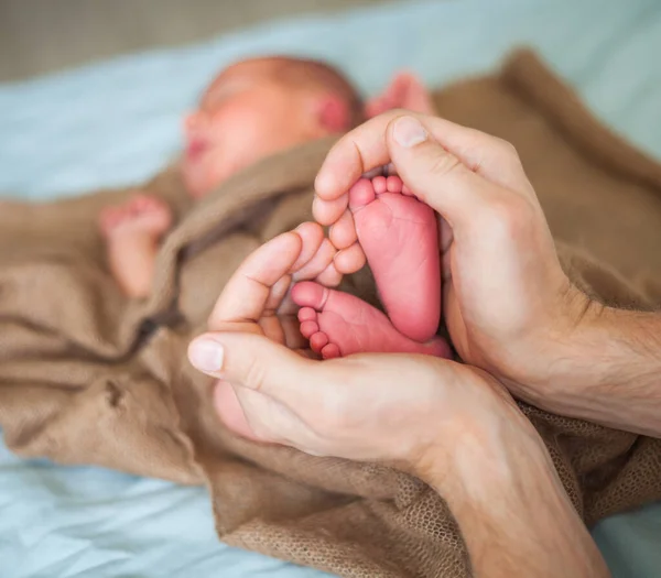Pies Bebé Recién Nacidos Manos Padre Forma Del Corazón —  Fotos de Stock