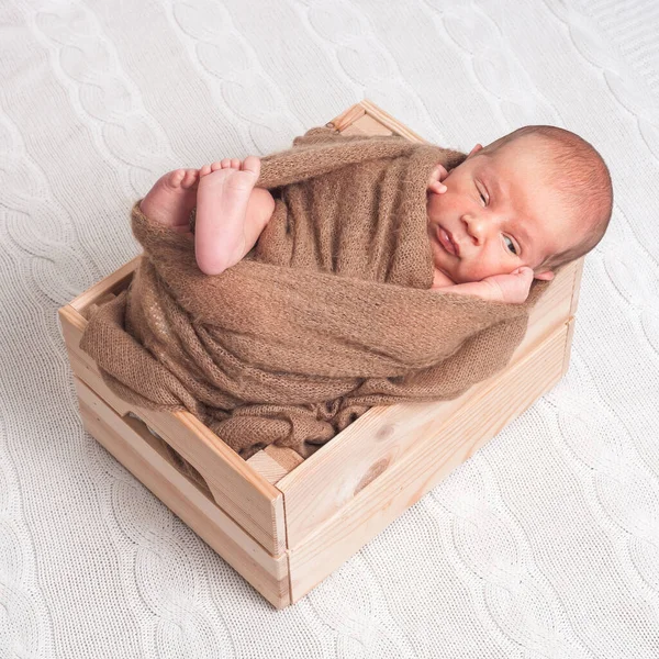 Novorozené Dítě Leží Dřevěné Krabici — Stock fotografie