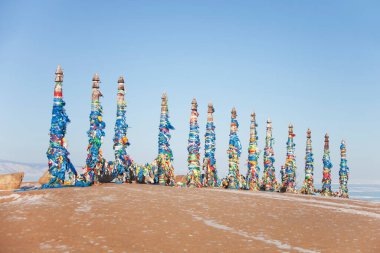 Cape Burhan 'da renkli kurdeleli sütunlar. Şamanizmin kutsal yeri. Baykal Gölü manzarası