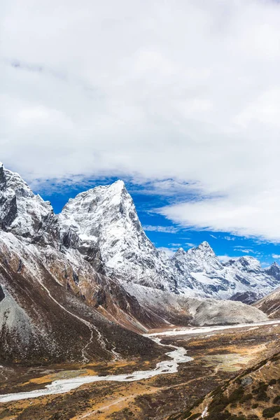 Nehir Everest ana kampına gidiyor. Sagarmatha Ulusal Parkı, Nepal