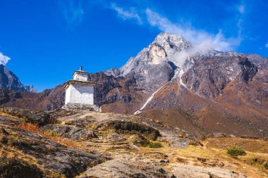 Kumjung yakınlarında Budist stupa ve Khumbu Yul Lha dağı. Nepal