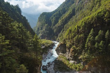 Bhote-Khosi nehir vadisi, Nepal. Sagarmatha Milli Parkı