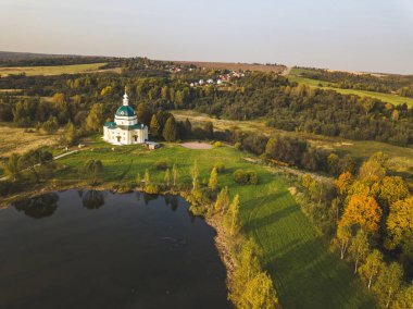 Tarakanovo 'daki Mikail göleti ve kilisesi, Moskova bölgesi, Rusya