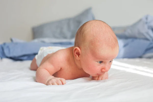 Barnet Ligger Magen Och Lär Sig Att Hålla Huvudet — Stockfoto