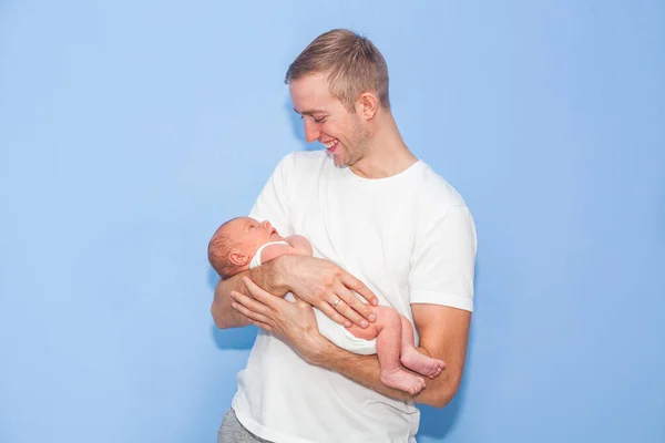 Nyfödd Baby Faderns Armar Blå Vägg Bakgrund — Stockfoto