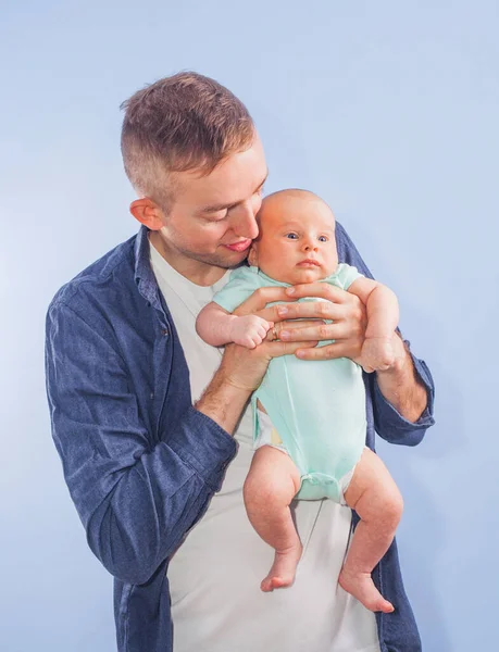 Due Mesi Bambino Ragazzo Tra Braccia Del Padre Sfondo Muro — Foto Stock