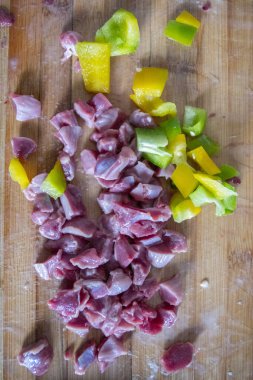 Koyun eti ve sebzeleri mutfakta ev hanımı tarafından hazırlanıyordu.