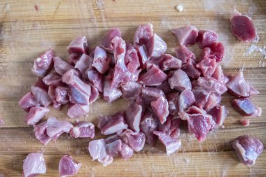 Mutfakta ev hanımı tarafından hazırlanan taze kırmızı et parçaları.