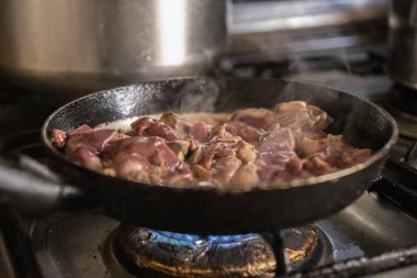 Koyun eti mutfakta ev hanımı tarafından pişiriliyordu.