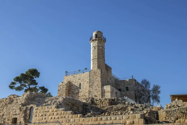 Batı Şeria 'da yaklaşık 220 nüfuslu Filistin köyündeki Nebi Samuel camii, Kudüs Valiliği bünyesinde.