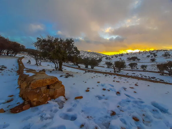 ヨルダンの雪の丘の上の美しい黄金の夕日 — ストック写真