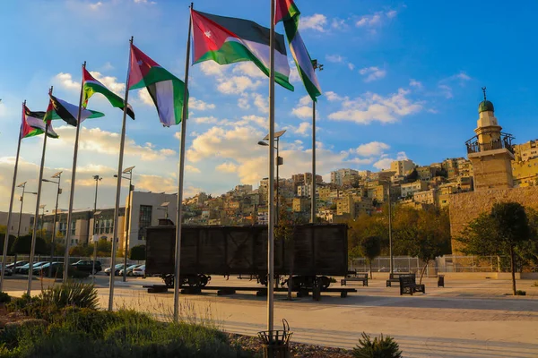 Ürdün 'ün başkenti Amman' ın merkezinde gün batımında Ürdün bayrağı dalgalanıyor.