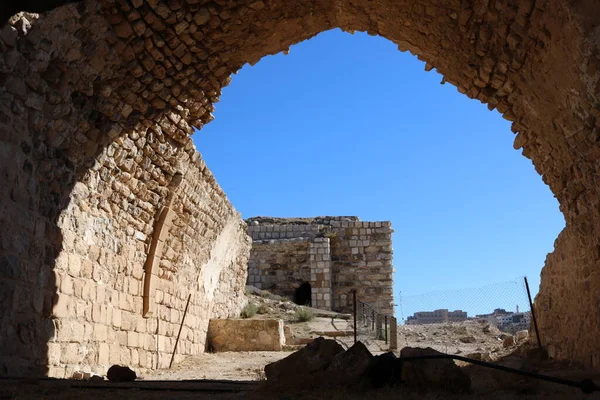 Kerak Kalesi, Ürdün 'ün El-Karak kentinde yer alan büyük bir Haçlı kalesidir. Levant 'taki en büyük Haçlı kalelerinden biridir. Şatonun inşaatı 1140lerde, Kudüs Kralı Pagan ve Fulk yönetiminde başladı. Haçlılar ona Crac des Moa derlermiş.