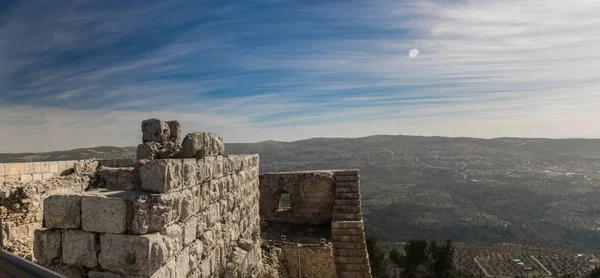 Ajloun Kalesi, Ürdün 'ün kuzeybatısında yer alan bir Müslüman kalesidir. Ajloun Dağı 'na ait bir tepeye yerleştirilmiştir..