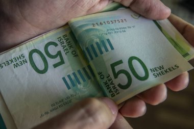 Yakından çekilen eller para sayıyor İsrail şekeri