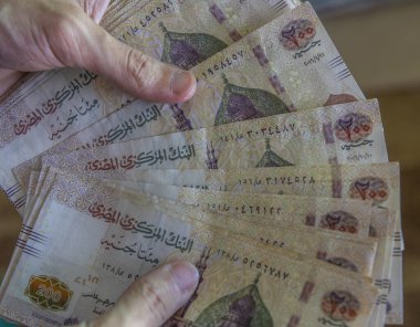 Yakın plan Eller Mısır 'dan gelen parayı sayıyor