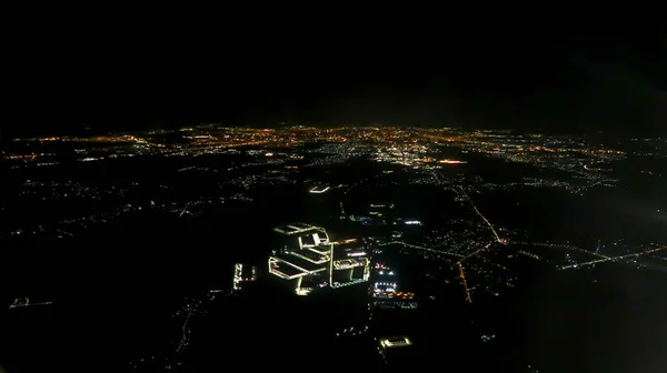 비행기에서 밤하늘에 보이는 도시들의 — 스톡 사진