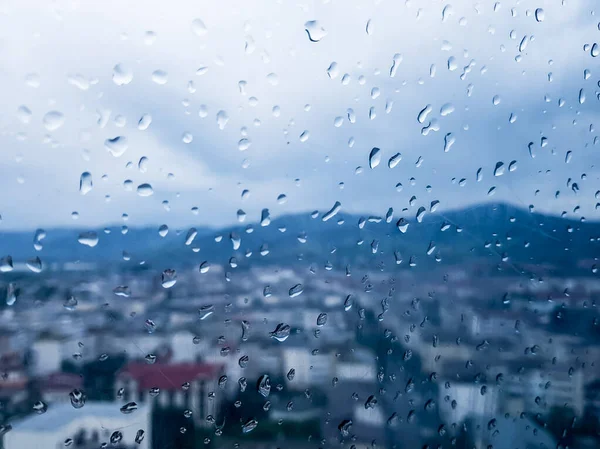 Regn Fönstret Linbanan Med Suddig Stad Och Berg Längre Bort — Stockfoto