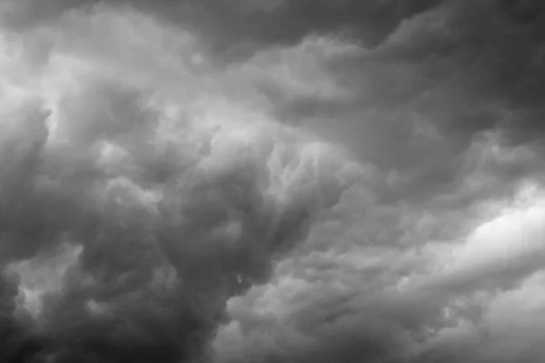 Hazy Fekete Fehér Felhők Előtt Egy Nagy Vihar Stock Kép