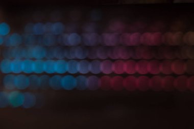 Karanlıkta klavyeden gelen renkli çember ışık noktaları