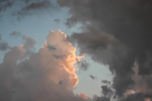 Σύννεφα Αντίθετα Χρώματα Στον Ουρανό Πριν Από Μια Μεγάλη Καταιγίδα — Φωτογραφία Αρχείου