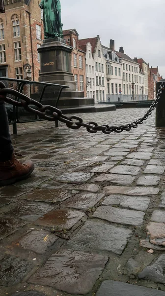 Homem Andando Perto Correntes Estátua Com Edifícios Bruges — Fotografia de Stock