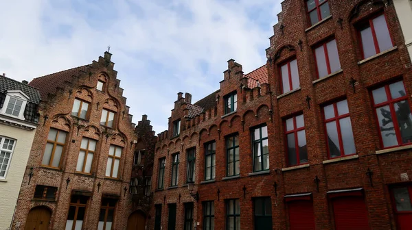 Bruges, Belçika 'da özel mimarisi olan binanın tepesinde.