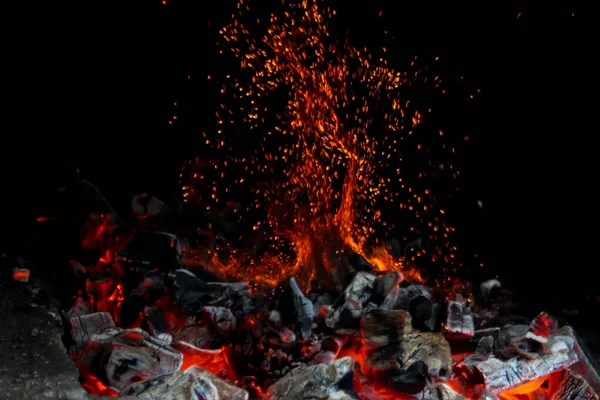 火と石炭の炎の輝き — ストック写真