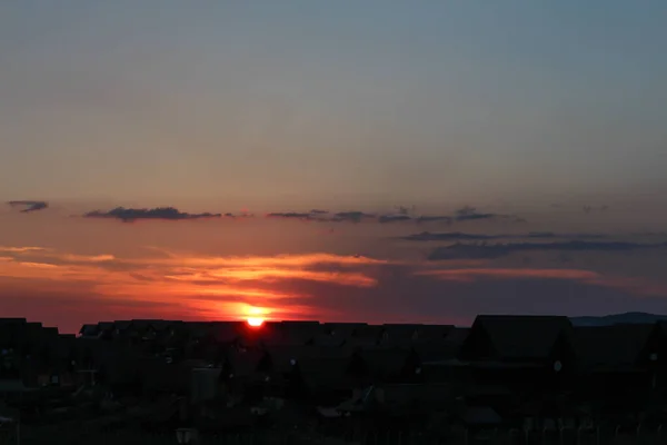 Puesta Sol Detrás Las Casas Con Cielo Naranja Nubes — Foto de Stock