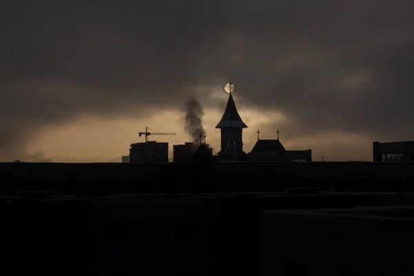 Desvanecer Nascer Sol Com Nevoeiro Céu Escuro Com Silhueta Igreja — Fotografia de Stock