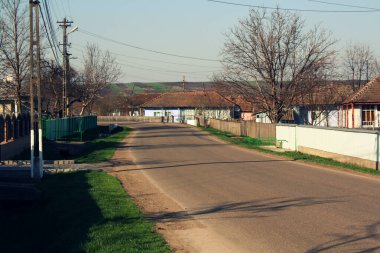 Romanya 'da bir köyde gündüz yol ve gölgeler
