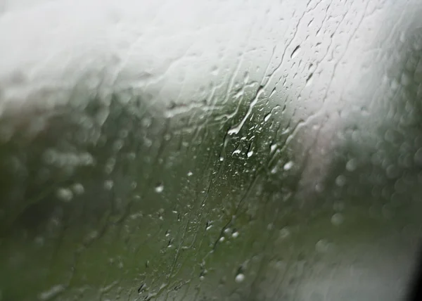 Arabanın camına yağmur yağdı - suya yakın
