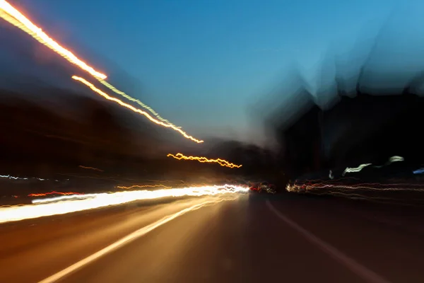 Akşamları yollarda uzun maruziyet izleri - hafif patikaların sallantısı