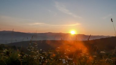 Güneşin doğuşuyla dağın arkasında - dağların manzarası