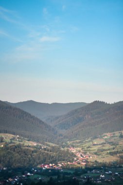 Romanya 'nın dağlarındaki vadide köy