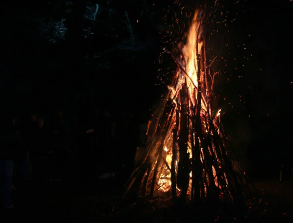 夜は薪が燃える 山の観光キャンプでキャンプファイヤー ダーク抽象的な背景に炎と火の火花 地獄の火の要素 夜のオレンジの火 — ストック写真
