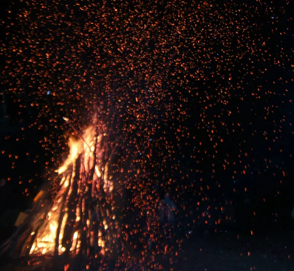 Træ Brænder Natten Lejrbål Turistlejr Bjergene Flamme Brand Gnist Mørk - Stock-foto